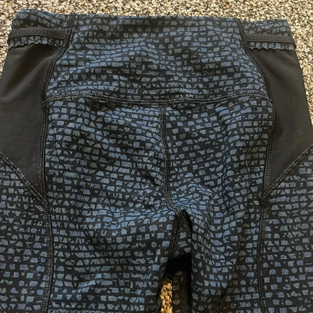 Lululemon Free Runner Crop (19")
Shatter Weave Desert Teal Alberta Lake Legging - Picture 5 of 10